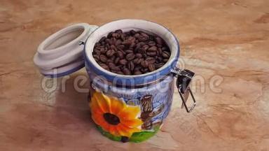 咖啡豆的储存。 带咖啡的陶瓷容器。 装有烤咖啡<strong>颗粒</strong>的密封容器。 在<strong>厨房</strong>的桌子上。
